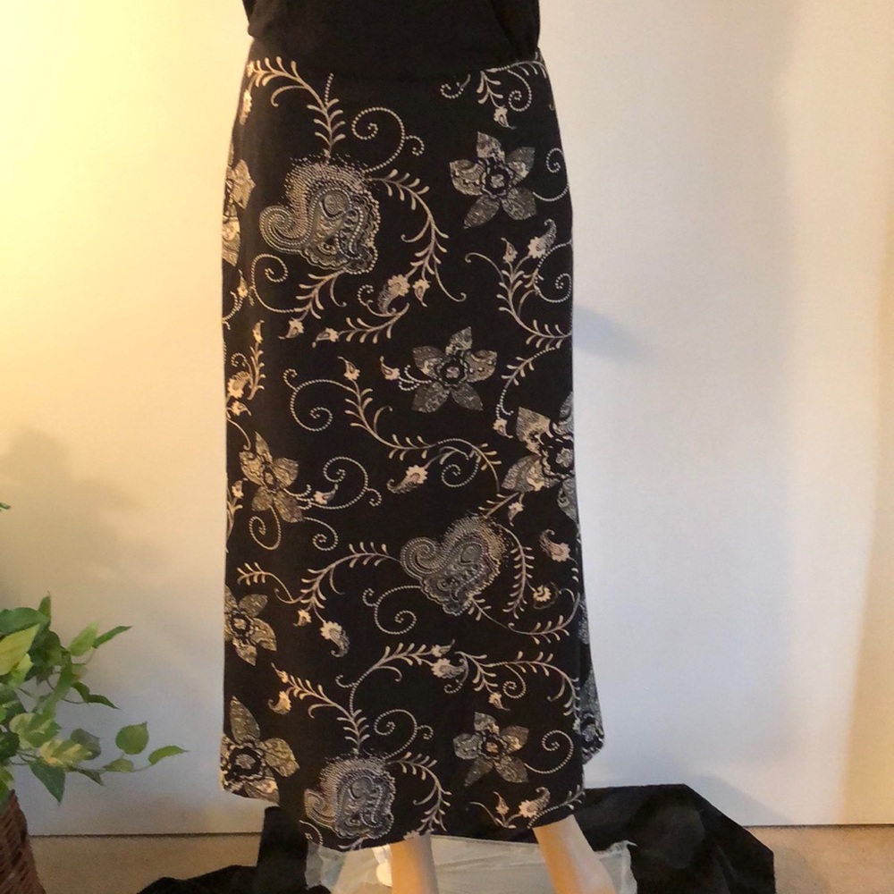 Style in this easy wear flare skirt. Black/flower design pattern. Sz 14